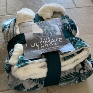 The Ultimate Throw Luxurious Faux Fur Reversable NWT